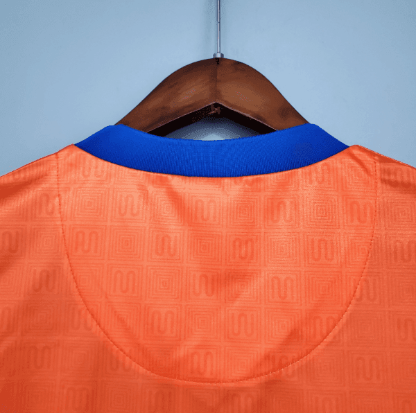 Présente le col du maillot vintage du maillot vintage FC Barcelone Extérieur 1991/1992.
