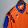 Vue sur la manche et col du maillot vintage FC Barcelone Extérieur 1991/1992.