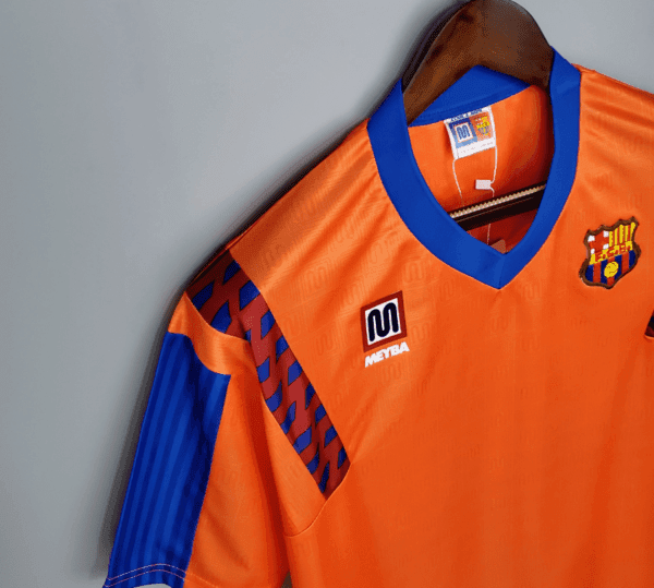 Vue sur la manche et col du maillot vintage FC Barcelone Extérieur 1991/1992.