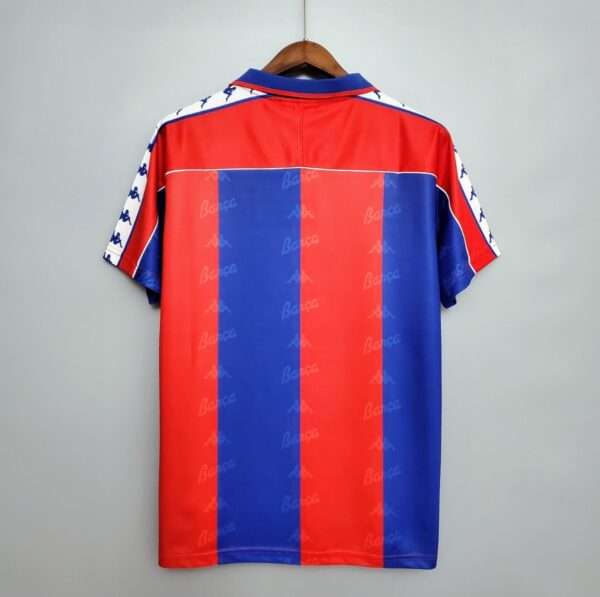 Présente le col du maillot vintage FC Barcelone 1992/1995.