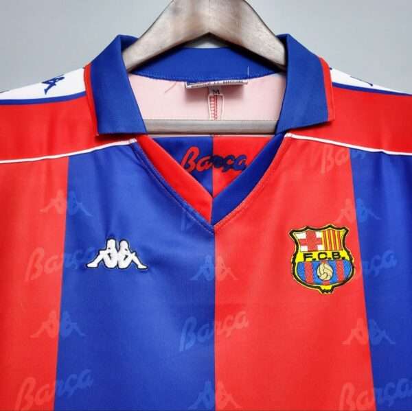 Zoom sur les logos du maillot vintage maillot vintage FC Barcelone 1992/1995.