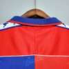 Présente le col du maillot vintage FC Barcelone 1992/1995.