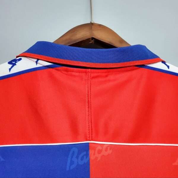 Présente le col du maillot vintage FC Barcelone 1992/1995.