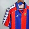 Zoom sur la manche et col du maillot vintage FC Barcelone 1992/1995..