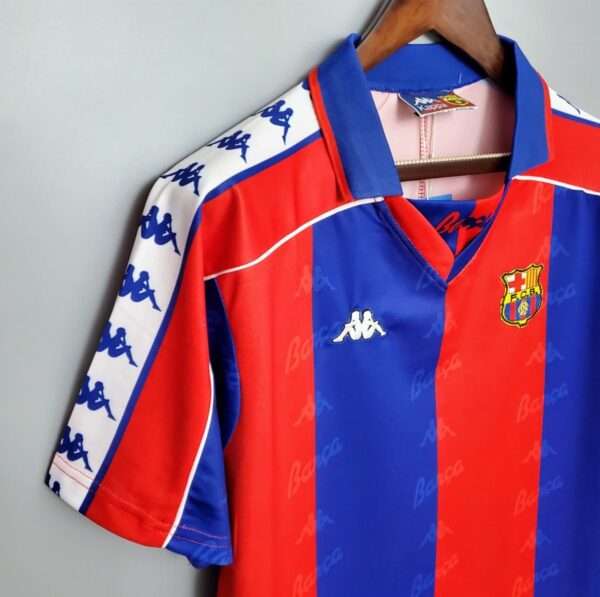 Zoom sur la manche et col du maillot vintage FC Barcelone 1992/1995..