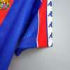 Zoom sur la manche du maillot vintage FC Barcelone 1992/1995.