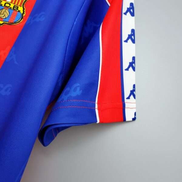 Zoom sur la manche du maillot vintage FC Barcelone 1992/1995.