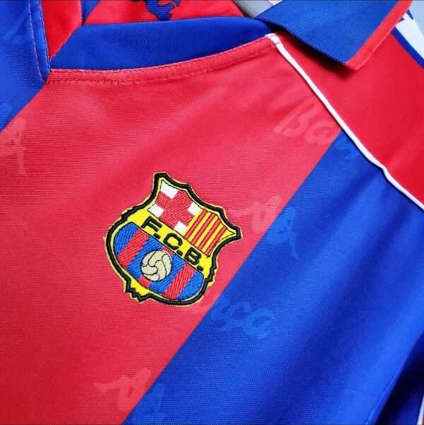 Zoom sur le logo du maillot vintage maillot vintage FC Barcelone 1992/1995.