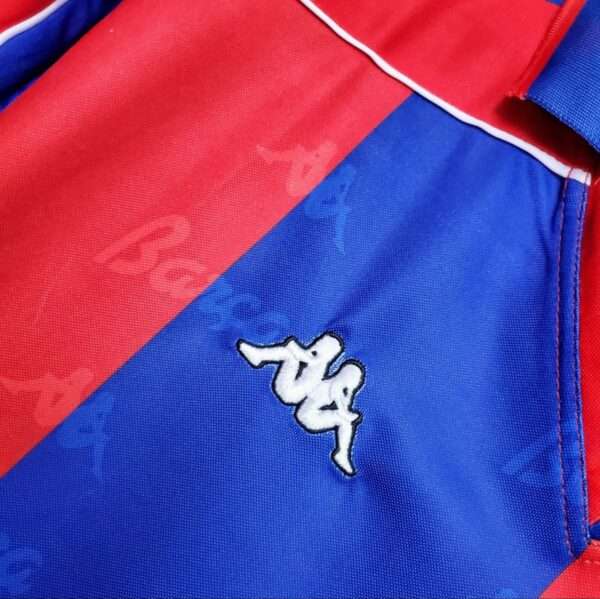 Zoom sur le logo du maillot vintage maillot vintage FC Barcelone 1992/1995.