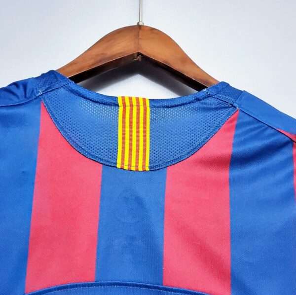 Présente le col du maillot vintage du maillot vintage FC Barcelone Finale Ligue des Champions 2006.