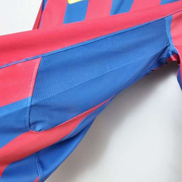 Zoom sur le flanc du maillot vintage FC Barcelone Finale Ligue des Champions 2006.