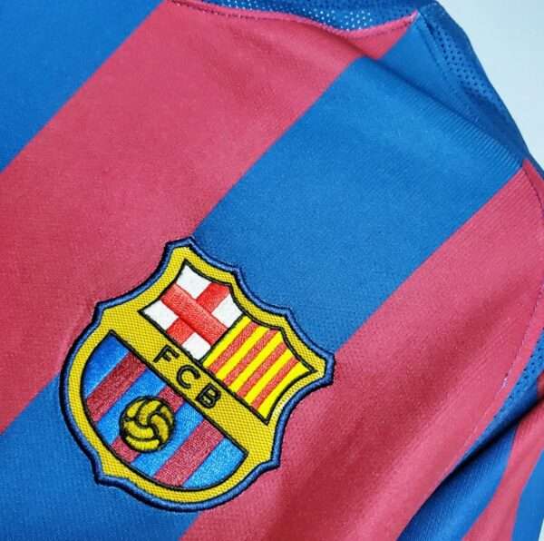 Détail du logo sur le maillot vintage FC Barcelone Finale Ligue des Champions 2006.