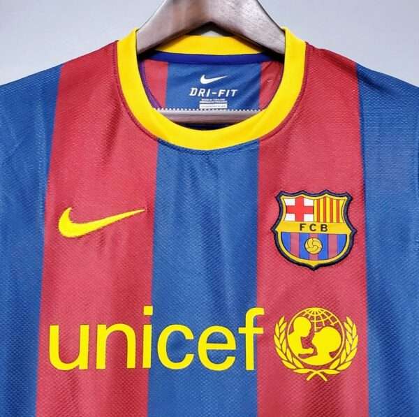Détail des logos sur le maillot Barcelone 2011
