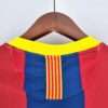 Présente le col arrière du maillot Barcelone 2011
