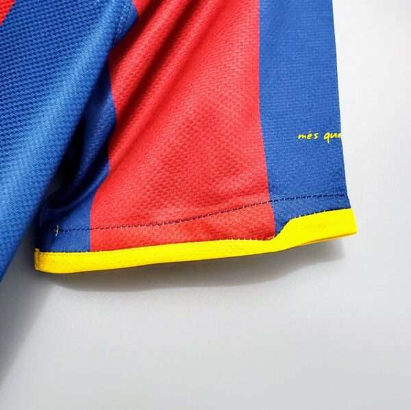 Zoom sur les manches du maillot Barcelone 2011