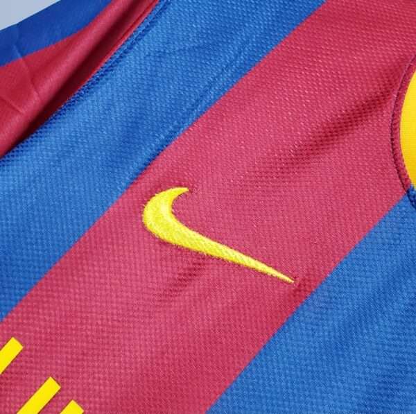 Détail du sigle sur le maillot Barcelone 2011