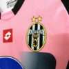 Zoom sur les logos du maillot vintage Juventus Gardien "Rose" 2002/2003