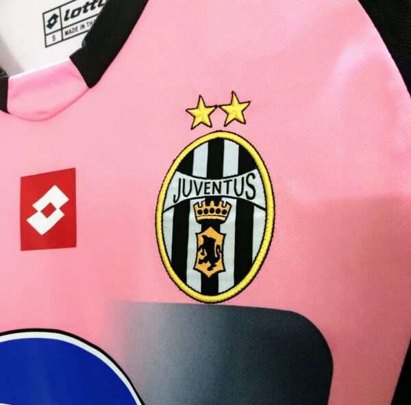 Zoom sur les logos du maillot vintage Juventus Gardien "Rose" 2002/2003