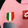 Zoom sur les logos du maillot vintage Juventus Gardien "Rose" 2002/2003