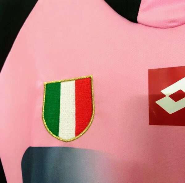 Zoom sur les logos du maillot vintage Juventus Gardien "Rose" 2002/2003
