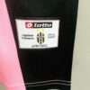 Zoom sur le logo du maillot vintage Juventus Gardien "Rose" 2002/2003