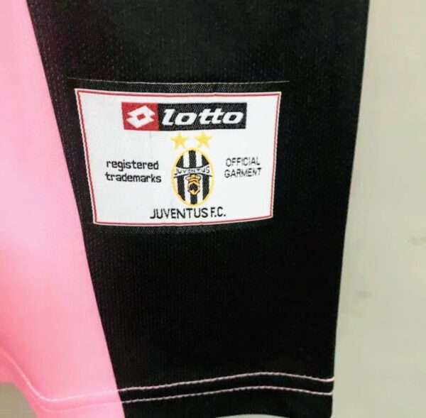 Zoom sur le logo du maillot vintage Juventus Gardien "Rose" 2002/2003