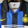 Zoom sur les logos et col du maillot vintage Inter Milan Domicile 1998/1999