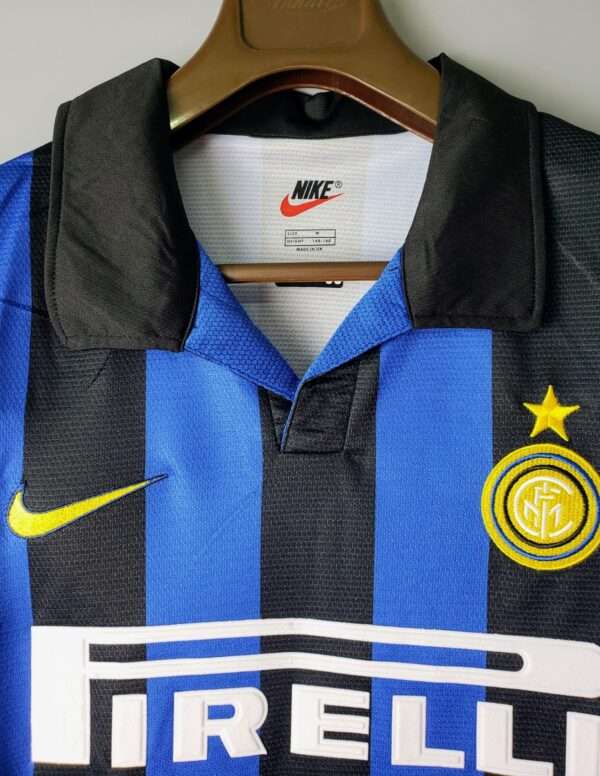 Zoom sur les logos et col du maillot vintage Inter Milan Domicile 1998/1999