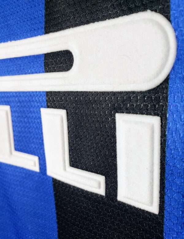 Zoom sur le logo du maillot vintage Inter Milan Domicile 1998/1999