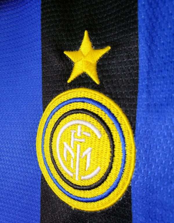 Zoom sur le logo du maillot vintage Inter Milan Domicile 1998/1999