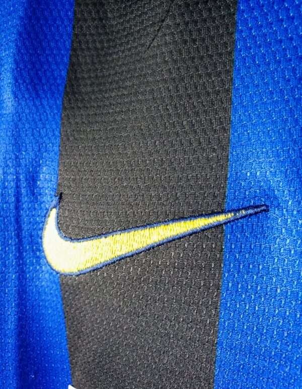 Zoom sur le logo du maillot vintage Inter Milan Domicile 1998/1999