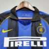 Zoom sur les logos et col du Inter Milan 2001