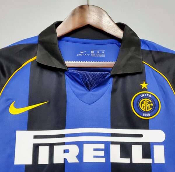 Zoom sur les logos et col du Inter Milan 2001