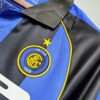 Zoom sur le logo et col du maillot Inter Milan 2001