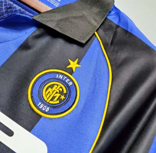Zoom sur le logo et col du maillot Inter Milan 2001