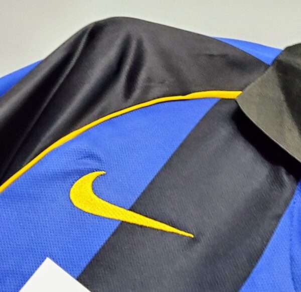 Zoom sur le logo du maillot Inter Milan 2001