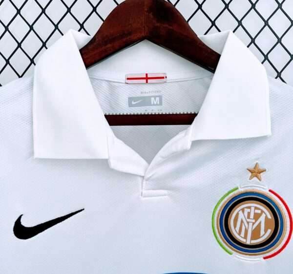 Zoom sur les logos et col du maillot vintage Inter Milan Extérieur 2009/2010
