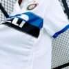 Zoom sur les logos et col du maillot vintage Inter Milan Extérieur 2009/2010