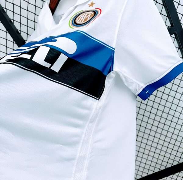 Zoom sur les logos et col du maillot vintage Inter Milan Extérieur 2009/2010