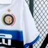 Zoom sur le logo et manche du maillot vintage Inter Milan Extérieur 2009/2010