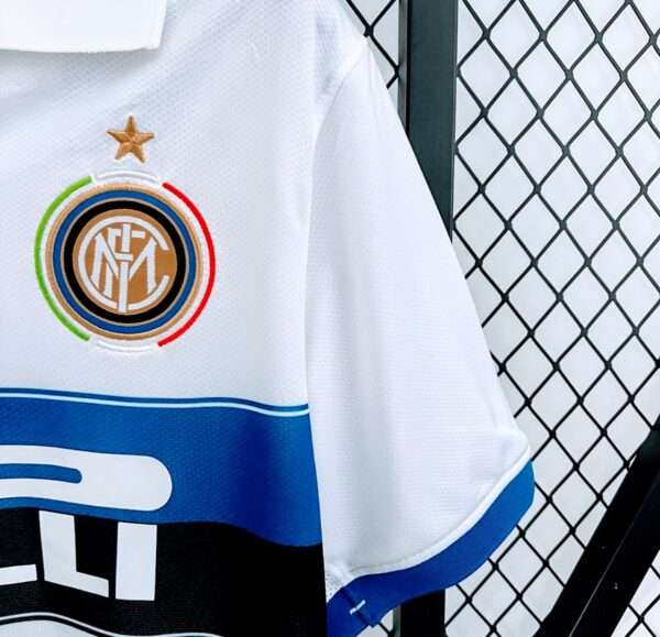 Zoom sur le logo et manche du maillot vintage Inter Milan Extérieur 2009/2010