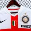 Zoom sur les logos et col du maillot vintage Inter Milan Extérieur 2007/2008