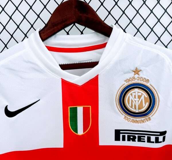 Zoom sur les logos et col du maillot vintage Inter Milan Extérieur 2007/2008