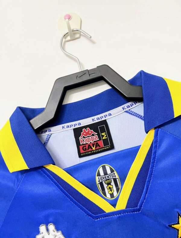 Présente le col du maillot vintage Juventus Extérieur 1995/1996.