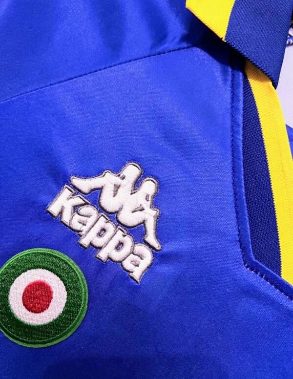 Zoom sur les logos du maillot vintage Juventus Extérieur 1995/1996