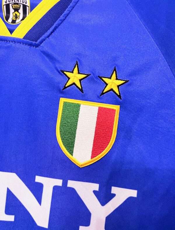 Zoom sur les logos du maillot vintage Juventus Extérieur 1995/1996.