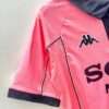 Présente le col et la manche du maillot vintage Juventus "Centenaire" 1997/1998.