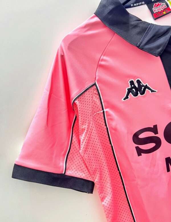 Présente le col et la manche du maillot vintage Juventus "Centenaire" 1997/1998.