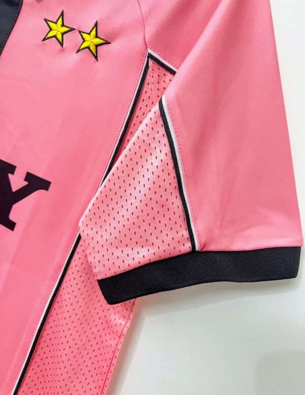 Zoom sur la manche du maillot vintage Juventus "Centenaire" 1997/1998.
