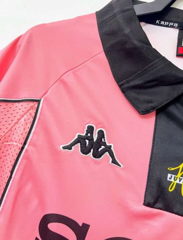 Zoom sur les logos du maillot vintage Juventus "Centenaire" 1997/1998.